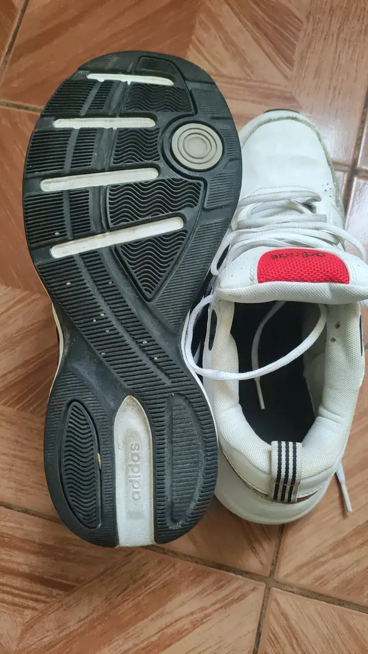 Zapatillas deportivas Adidas blancas con detalles negros y rojos - 3