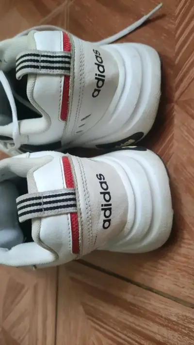 Zapatillas deportivas Adidas blancas con detalles negros y rojos - miniatura 4