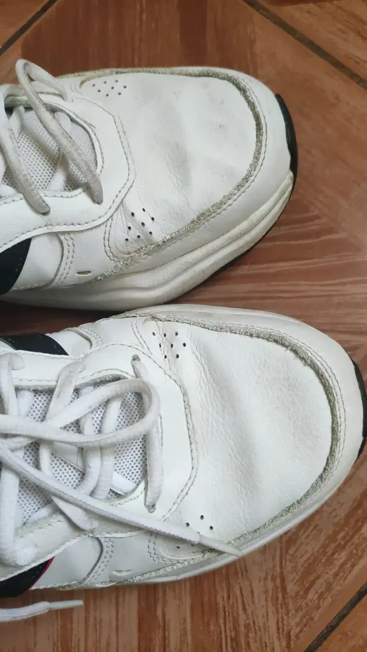 Zapatillas deportivas Adidas blancas con detalles negros y rojos - 5