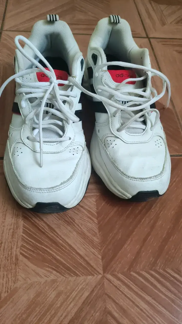 Zapatillas deportivas Adidas blancas con detalles negros y rojos - 6