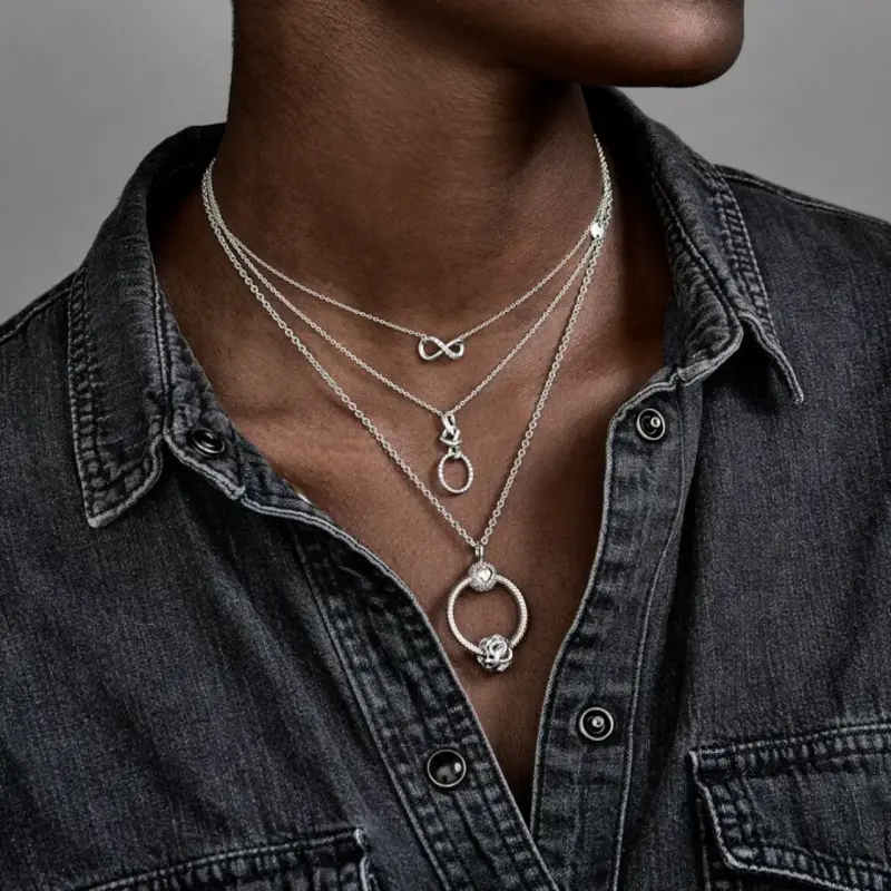 Collar de plata con dije circular elegante - 2