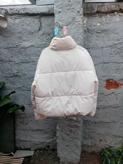 Chaqueta acolchada blanca para invierno - miniatura 2