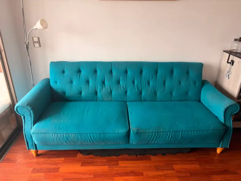 Sofá futón color turquesa Tiene una pata rota