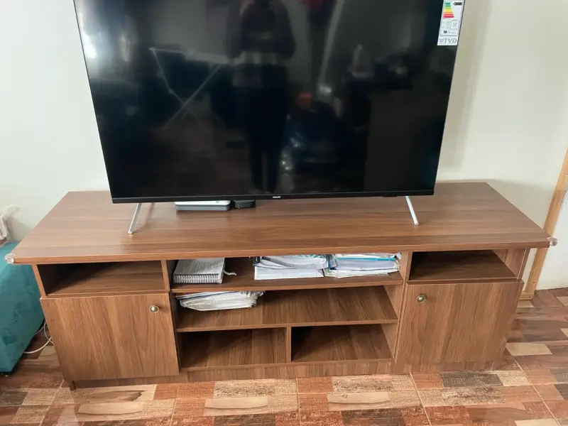 Mueble de TV de madera con estantes - 1