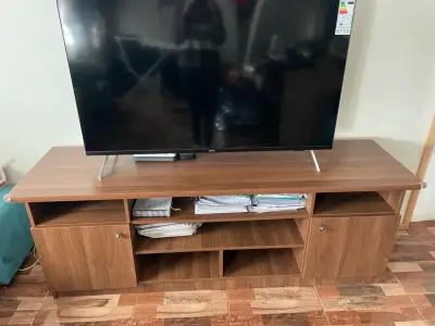 Mueble de TV de madera con estantes - miniatura 1