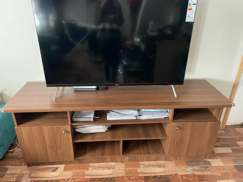 Mueble de TV de madera con estantes - 2