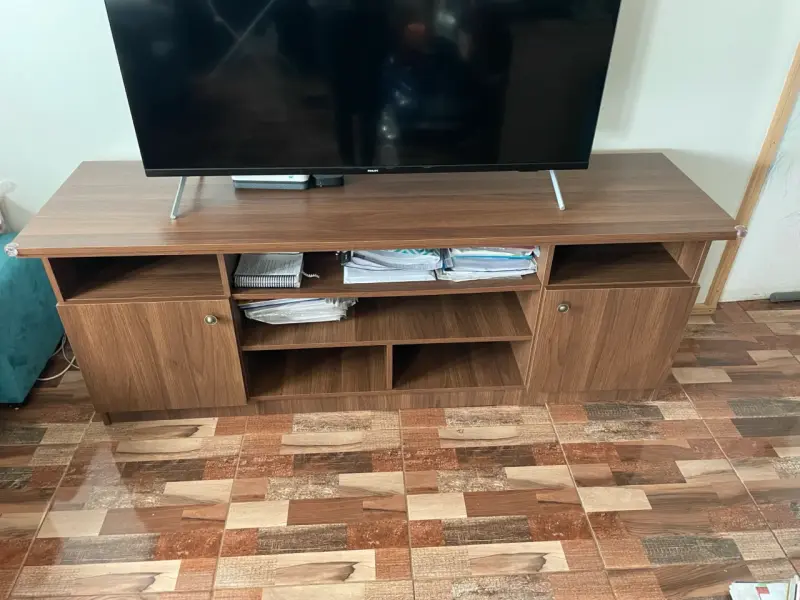 Mueble de TV de madera con estantes - 3