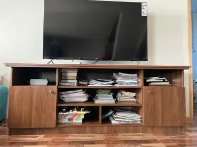 Mueble de TV de madera con estantes - miniatura 4