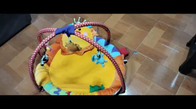 Gimnasio para bebé con juguetes colgantes - miniatura 3