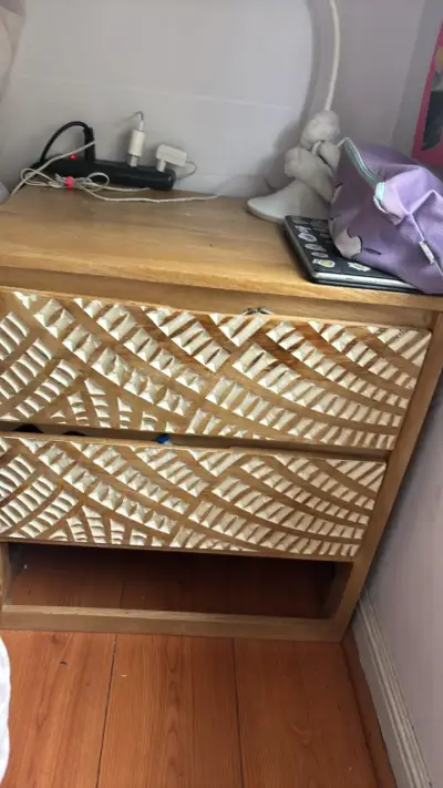 Velador de madera con diseño tallado - miniatura 1