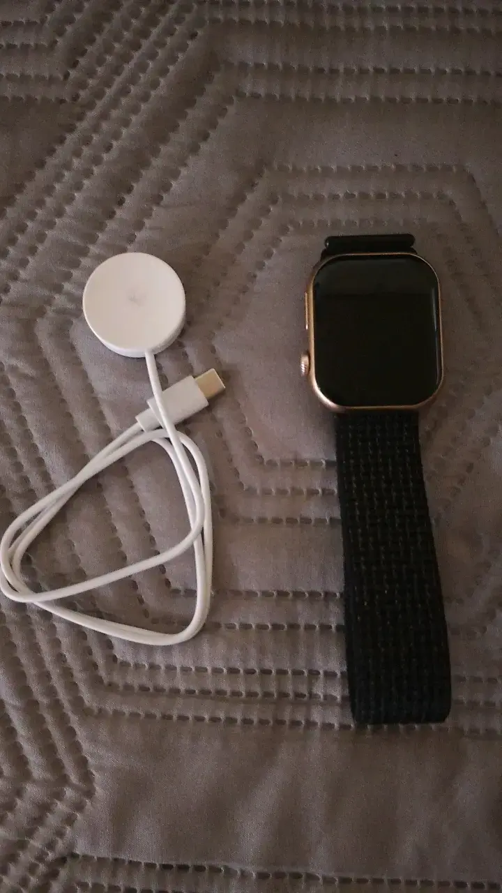 Apple watch con cargador USB y correa negra - 1
