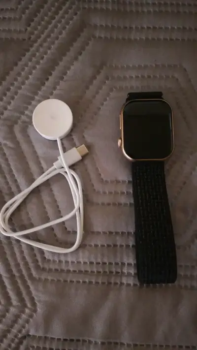 Apple watch con cargador USB y correa negra - miniatura 1