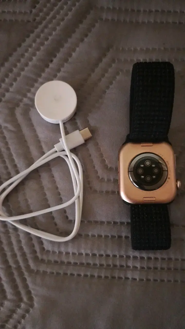 Apple watch con cargador USB y correa negra - 2