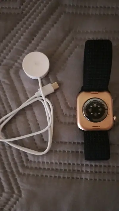 Apple watch con cargador USB y correa negra - miniatura 2