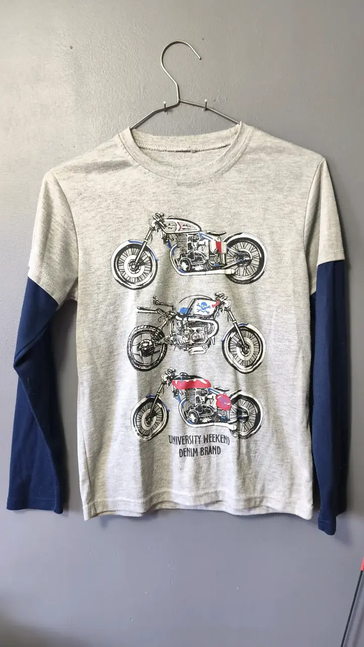 Polera manga larga infantil con diseño de motos