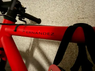 Bicicleta Fixie roja de una velocidad - miniatura 3