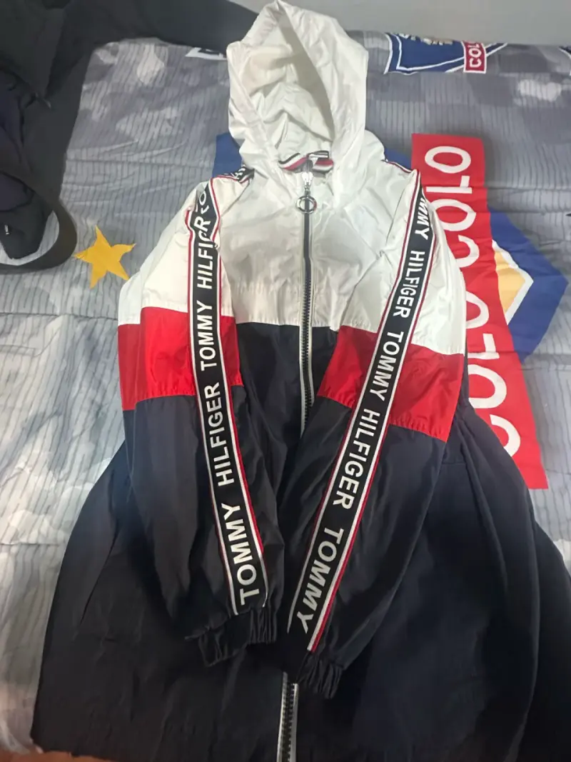Cortaviento Tommy Hilfiger tricolor con capucha - 1