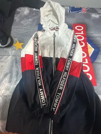 Cortaviento Tommy Hilfiger tricolor con capucha - miniatura 1