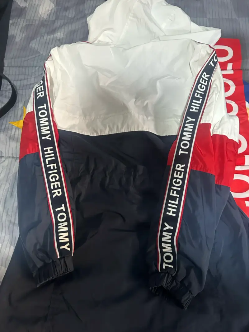 Cortaviento Tommy Hilfiger tricolor con capucha - 2