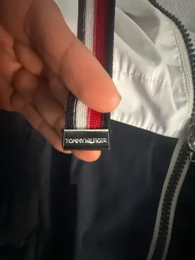Cortaviento Tommy Hilfiger tricolor con capucha - miniatura 3