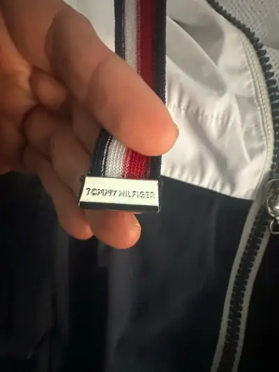 Cortaviento Tommy Hilfiger tricolor con capucha - miniatura 4