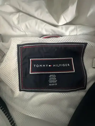 Cortaviento Tommy Hilfiger tricolor con capucha - miniatura 5