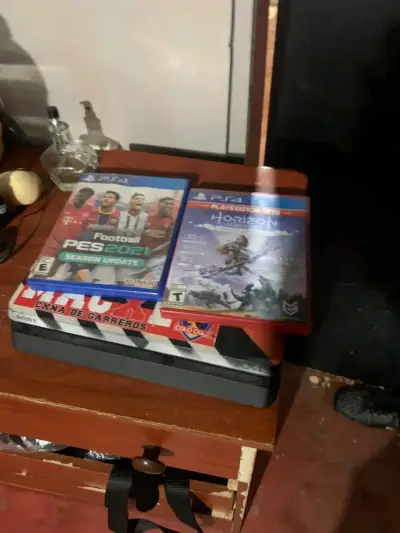 Consola PS4 con juegos PES 2021 y Horizon - miniatura 1