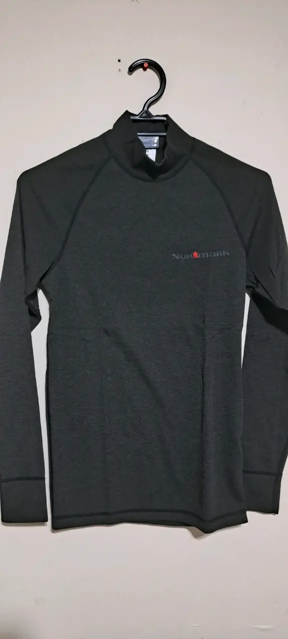 Polera térmica negra marca Nordmark