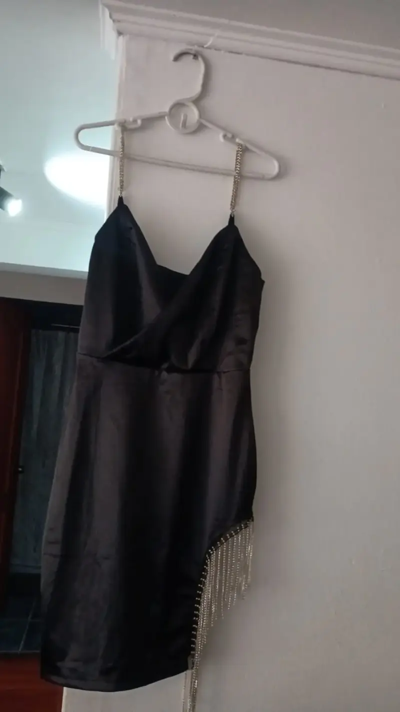 Vestido negro elegante con tirantes de cadena - 2