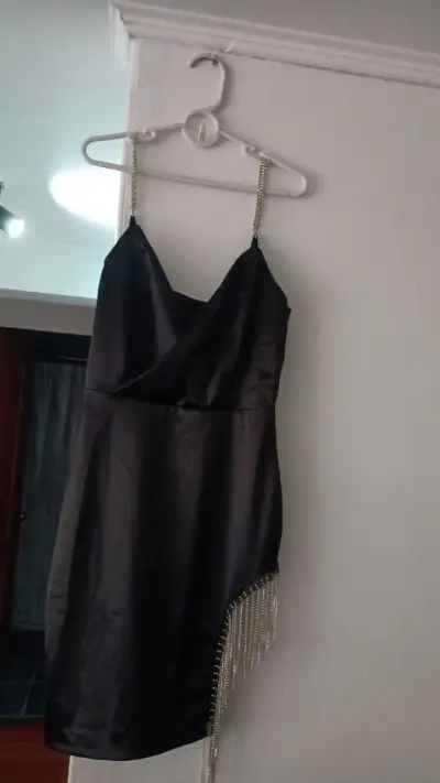Vestido negro elegante con tirantes de cadena - miniatura 2