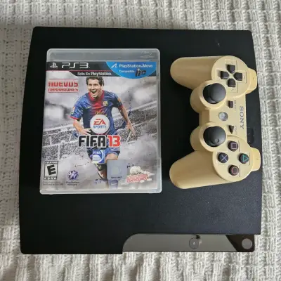 Consola PS3 con control, cables y juego FIFA 13 - miniatura 1