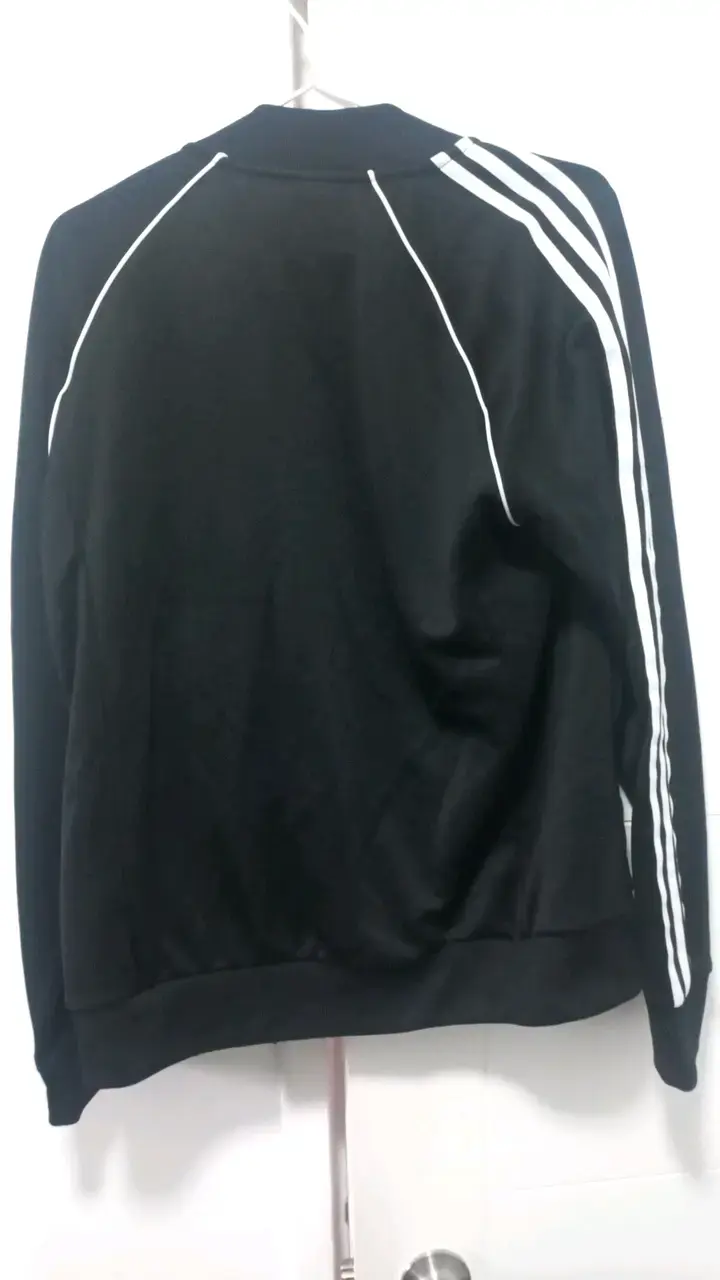 Chaqueta deportiva negra Adidas con franjas blancas - 2