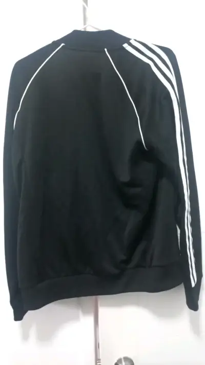 Chaqueta deportiva negra Adidas con franjas blancas - miniatura 2