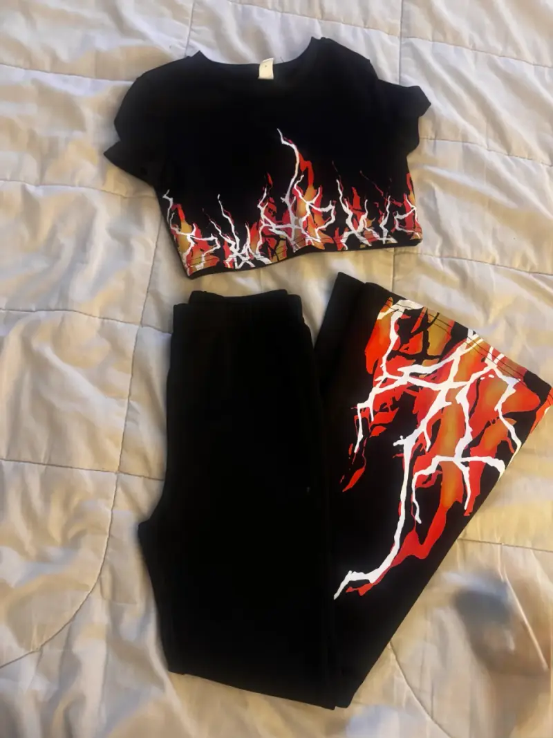Conjunto infantil negro con diseño de llamas - 3