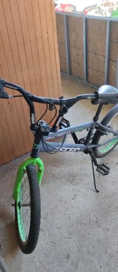 Bicicleta BMX Zodiac Freestyle verde y negra - miniatura 1