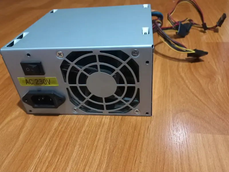 Fuente de poder ATX 650W para PC - 3