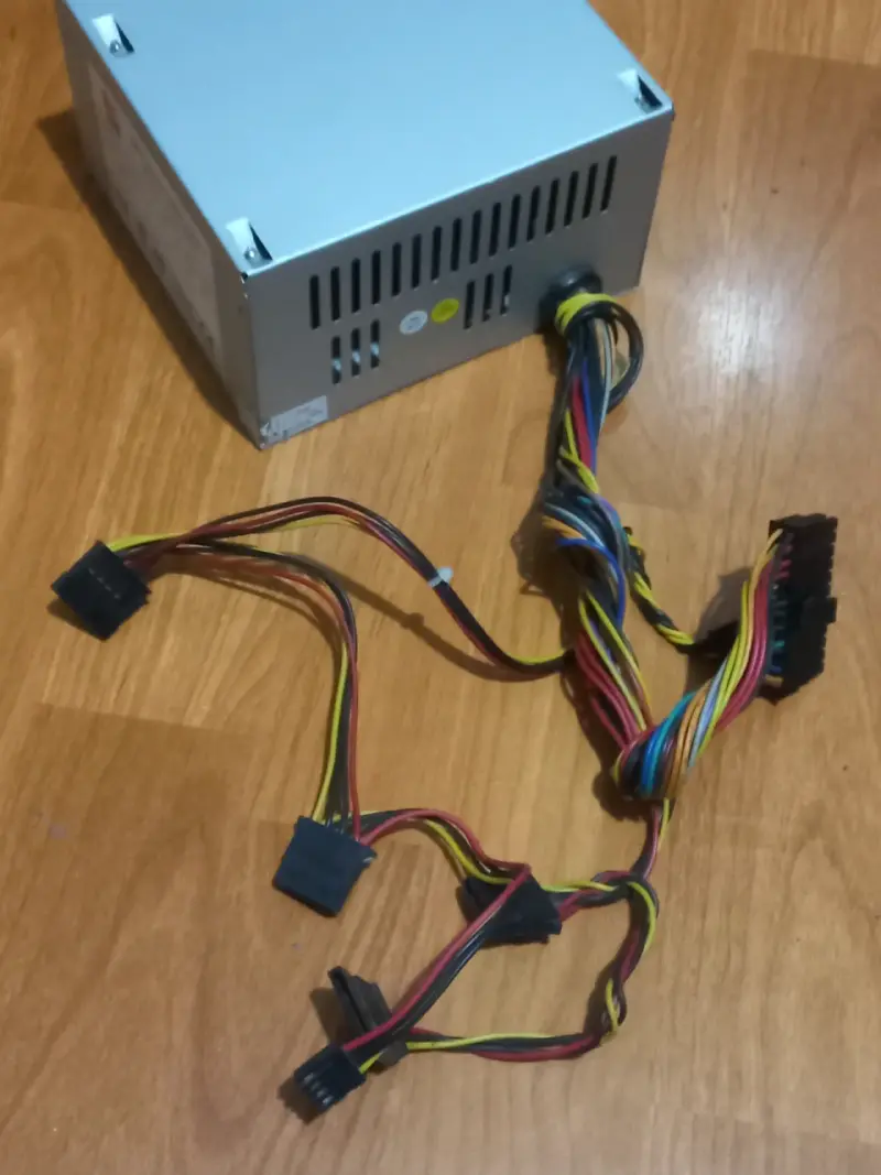 Fuente de poder ATX 650W para PC - 4
