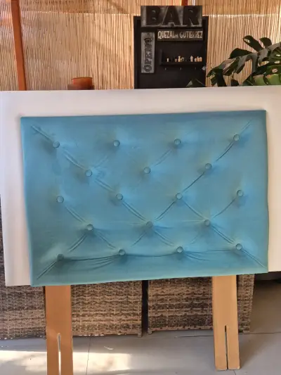 Respaldo de cama tapizado en terciopelo azul - miniatura 1