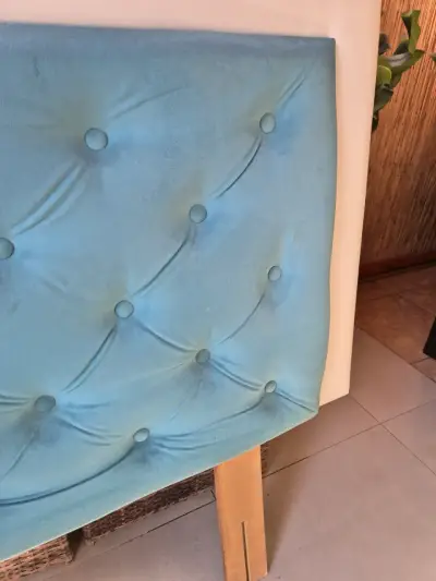 Respaldo de cama tapizado en terciopelo azul - miniatura 4
