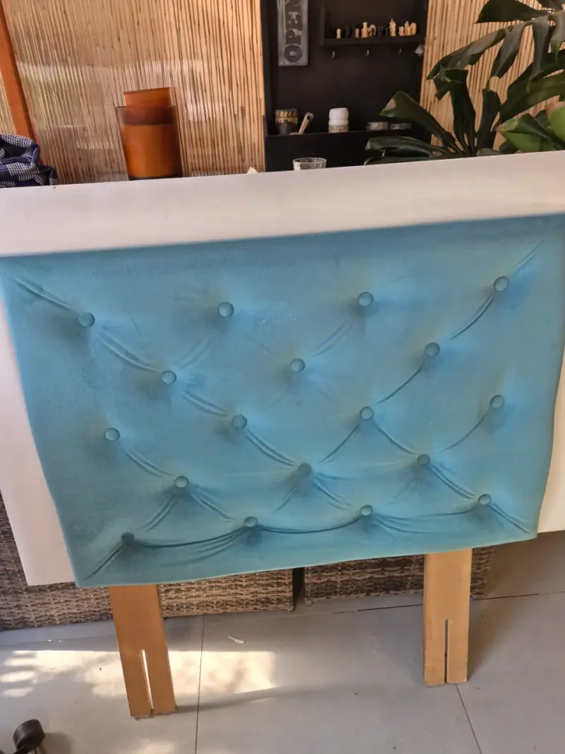Respaldo de cama tapizado en terciopelo azul - 5