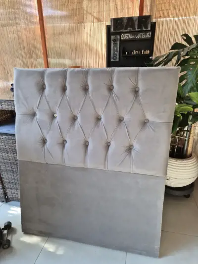 Respaldo de cama tapizado en terciopelo gris - miniatura 1