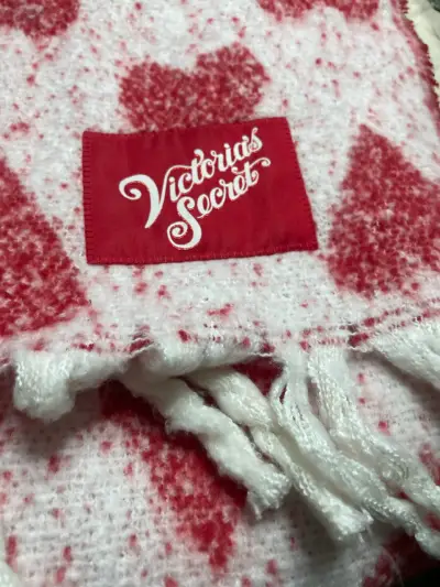 Bufanda de lana con corazones Victoria's Secret - miniatura 2