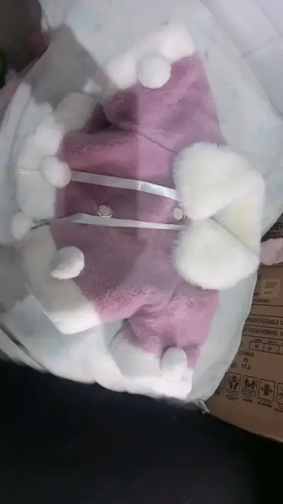 Abrigo para bb de 6 a 9 de felpa rosa con pompones - miniatura 1