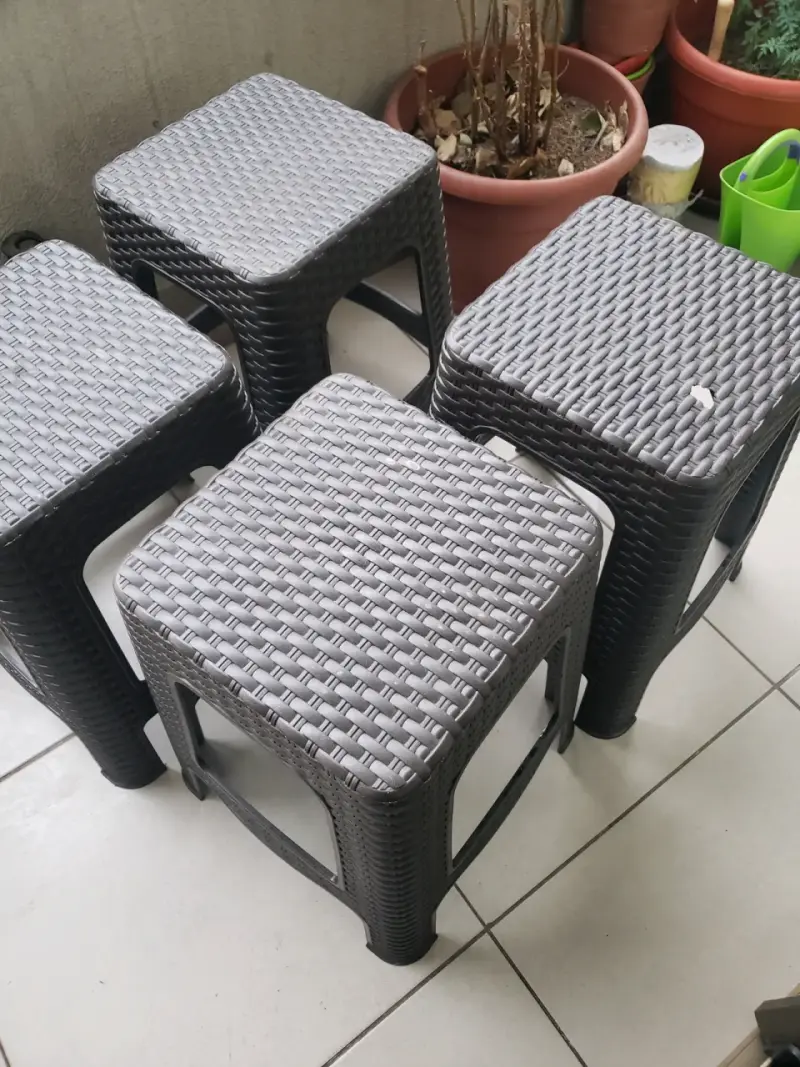 Set de 4 taburetes de plástico tejido café