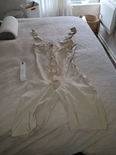 Faja post operatoria beige con cierre frontal - miniatura 1