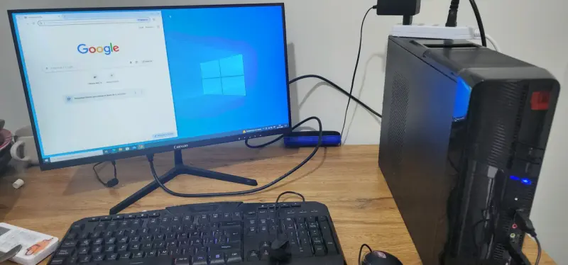 Computador de escritorio con monitor y teclado - 1
