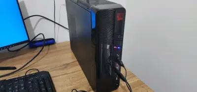 Computador de escritorio con monitor y teclado - miniatura 2