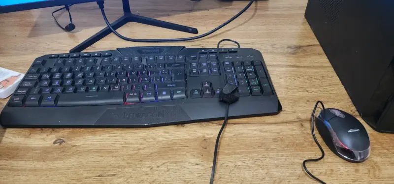 Computador de escritorio con monitor y teclado - 3
