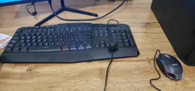 Computador de escritorio con monitor y teclado - miniatura 3