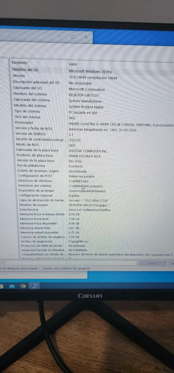 Computador de escritorio con monitor y teclado - 4